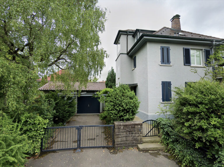 hellgraues Haus mit dunkelblauen Fensterläden, Innenhof und grünem Garten, Außenansicht, Street View